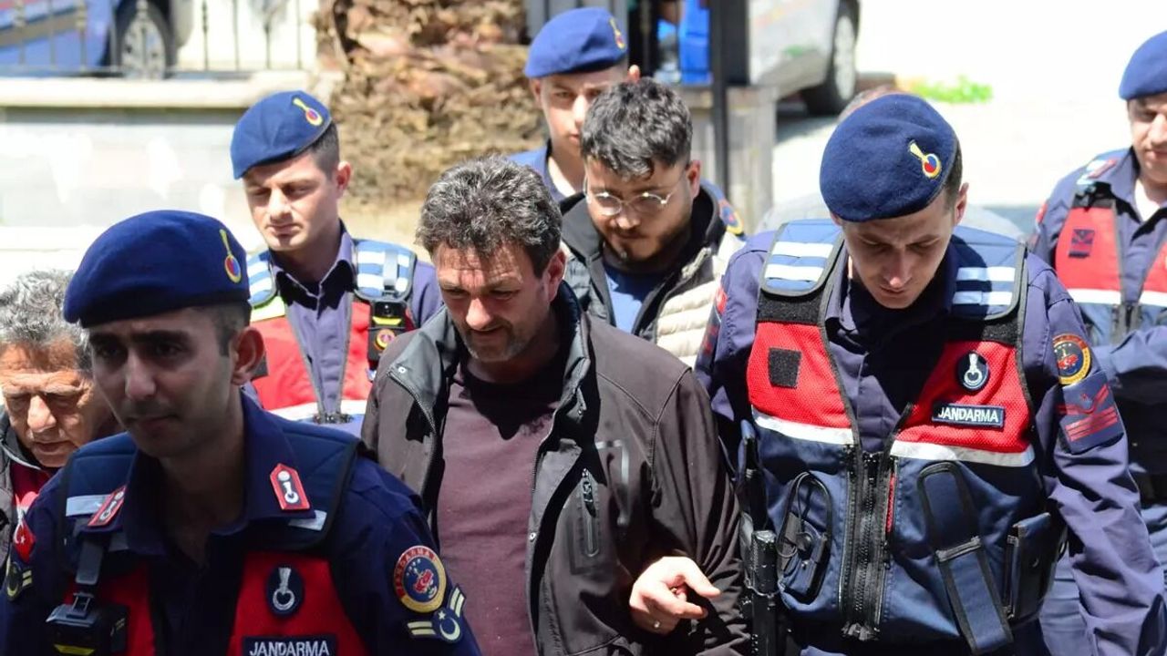Aydın haberleri define hayali mezarı oldu: aydın'daki facianın sorumluları hakkında karar verildi! 2026 define hayali mezar oldu ayd daki facian sorumlular hak 1 aydın haberleri iustitia. Bg 'taksirle adam öldürme' aydın'ın nazilli ilçesinde define aramak amacıyla yapılan kaçak kazı, kanlı bir... Iustitia. Bg define hayali mezarı oldu: aydın'daki facianın sorumluları hakkında karar verildi! 2026 2026-04-11 10:10:00 adalet - iustitia. Bg aydın haberleri