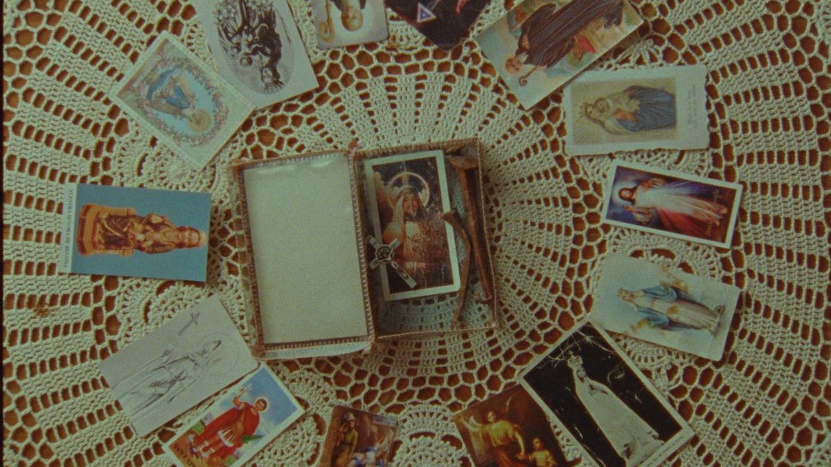 Cartas con imágenes religiosas. En el centro, una con la fotografía de antonio garrigós.