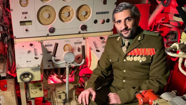Käpt'ns Dinner : Michel Abdollahi feiert 100 Folgen "Käpt'ns Dinner": Jubiläum mit Sandra Maischberger im U-Boot-Talk 2026