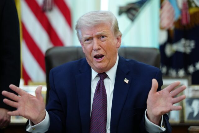 Donald Trump spune că armata SUA va rămâne în zona Iranului și amenință cu noi atacuri în cazul în care Teheranul nu respectă acordul 2026