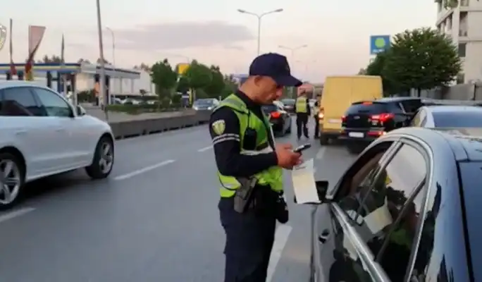 Drejtori i ri i policisë së shtetit, skënder hitaj jep urdhrin: hiqen kontrollet rutinë nga policia rrugore 2026 - юстиция *anash drejtori i ri i policisë së shtetit, skënder hitaj jep urdhrin: hiqen kontrollet rutinë nga policia rrugore 2026 drejtori policis shtetit nder hitaj jep urdhrin hiqen k *anash drejtori i ri i policisë së shtetit, skënder hitaj, ka firmosur një nga urdhrat e tij të parë që ndryshon ndjeshëm... Iustitia. Bg drejtori i ri i policisë së shtetit, skënder hitaj jep urdhrin: hiqen kontrollet rutinë nga policia rrugore 2026 2026-04-20 06:48:45 юстиция *anash