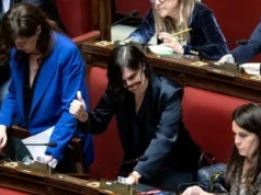 Elly Schlein, “FdI in gita in Albania” e “con la clava”: fango su Meloni 2026 Elly Schlein, "FdI in gita in Albania" e "con la clava": fango su Meloni 2026