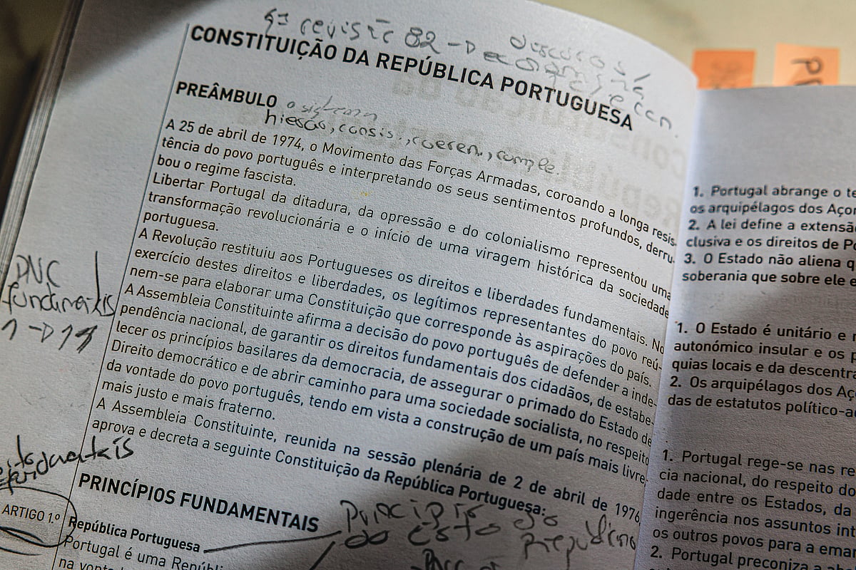 50 anos da constituição esplendores e misérias de um preâmbulo 2026 esplendores mis rias pre mbulo 2026 1 50 anos da constituição 1. Decerto que nada haverá de mais controverso na crp do que o preâmbulo, que se tem mantido inalterado, não... Iustitia. Bg esplendores e misérias de um preâmbulo 2026 2026-04-07 00:49:06 justiça - iustitia. Bg 50 anos da constituição