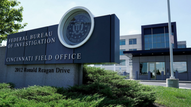 FBI: Ο διευθυντής του ζητά από περιοδικό αποζημίωση μαμούθ, ύψους 250 εκατομμυρίων δολαρίων! 2026