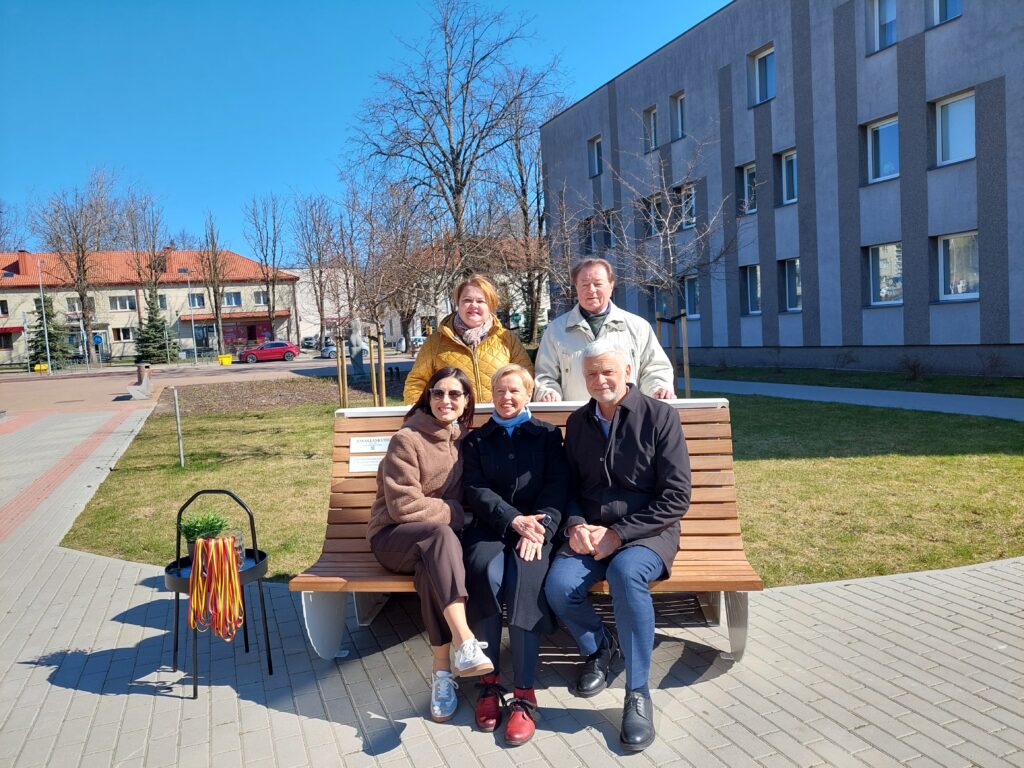 Aktualija garbų žmogų gargžduose primins ypatingas suolelis 2026 garb mog garg duose primins ypatingas suolelis 2026 1 aktualija iustitia. Bg suolelį j. Lankučio atminimui kartu su bibliotekos direktore a. Butkute-norkevičiene atidengė gargždų garbės piliečio dukra m. Lankutytė-dautartienė, kuri padėkojo visiems,... Garbų žmogų gargžduose primins ypatingas suolelis 2026 2026-04-14 11:44:00 teisingumas - iustitia. Bg aktualija