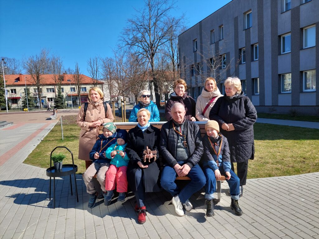 Aktualija garbų žmogų gargžduose primins ypatingas suolelis 2026 garb mog garg duose primins ypatingas suolelis 2026 2 aktualija iustitia. Bg suolelį j. Lankučio atminimui kartu su bibliotekos direktore a. Butkute-norkevičiene atidengė gargždų garbės piliečio dukra m. Lankutytė-dautartienė, kuri padėkojo visiems,... Garbų žmogų gargžduose primins ypatingas suolelis 2026 2026-04-14 11:44:00 teisingumas - iustitia. Bg aktualija