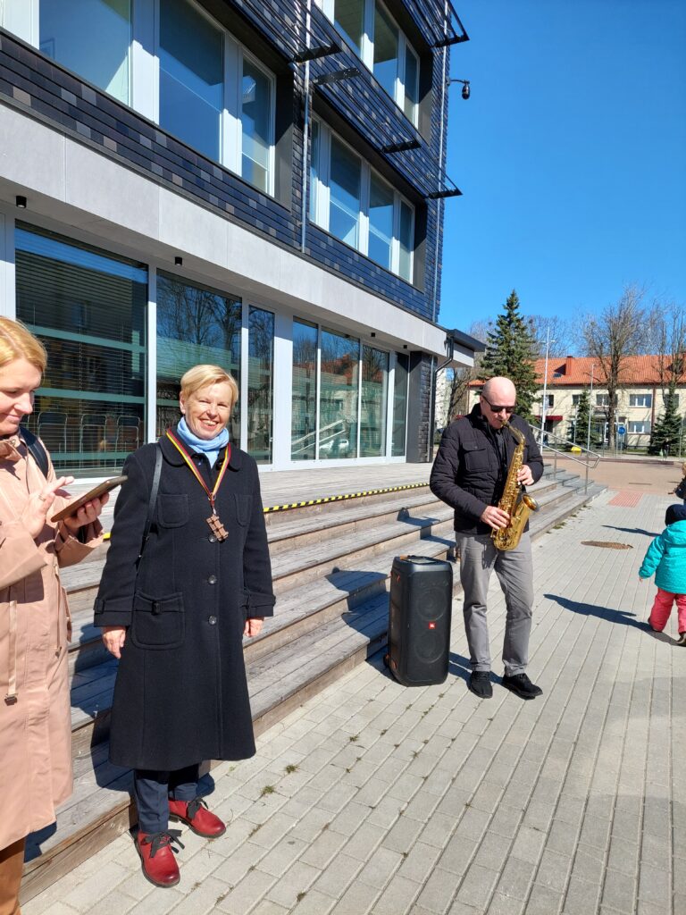 Aktualija garbų žmogų gargžduose primins ypatingas suolelis 2026 garb mog garg duose primins ypatingas suolelis 2026 3 aktualija iustitia. Bg suolelį j. Lankučio atminimui kartu su bibliotekos direktore a. Butkute-norkevičiene atidengė gargždų garbės piliečio dukra m. Lankutytė-dautartienė, kuri padėkojo visiems,... Garbų žmogų gargžduose primins ypatingas suolelis 2026 2026-04-14 11:44:00 teisingumas - iustitia. Bg aktualija