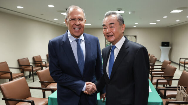 Глави МЗС Китаю та Росії обговорили війну на Близькому Сході та дії на підтримку Ірану 2026