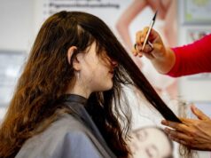 ‘Groene salons’ willen afvalberg verkleinen: ‘Je bent als kapper een grote vervuiler’ 2026 'Groene salons' willen afvalberg verkleinen: 'Je bent als kapper een grote vervuiler' 2026