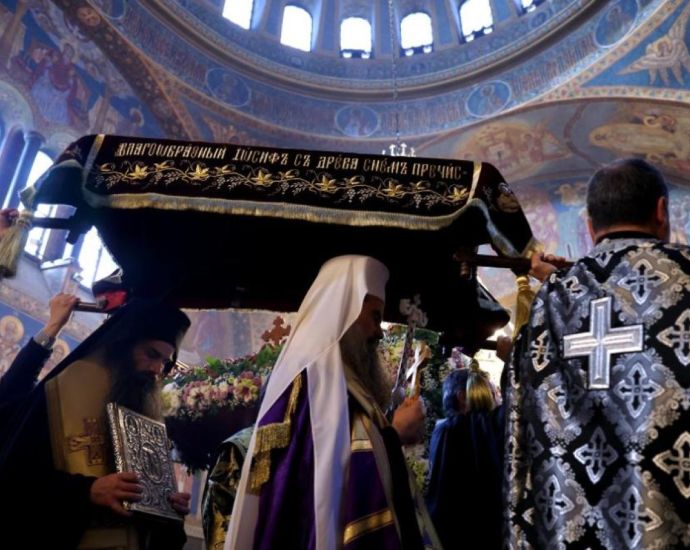 В храмовете у нас отбелязаха разпети петък с богослужения, миряни се поклониха пред светата плащаница 2026 - юстиция Img