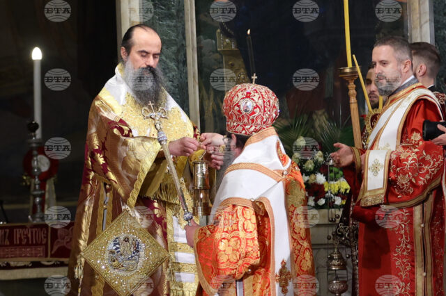 Христос воскресе, възвести българският патриарх Даниил пред катедралата „Св. Александър Невски“ 2026