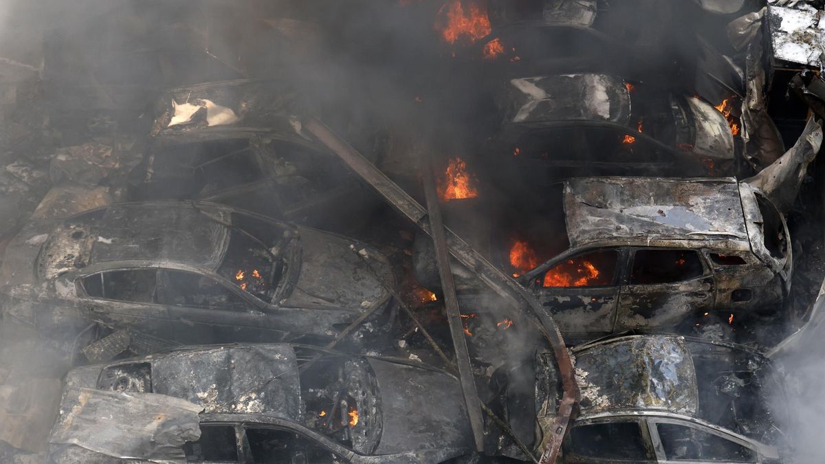 Coches carbonizados por los bombardeos de israel contra la capital libanesa, beirut, el 8 de abril de 2026.