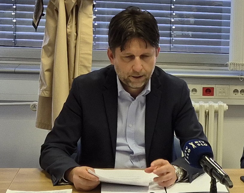 Fokus kršitev tajnost glasovanja: predstavniki strank vidijo, kako glasujejo diplomati 2026 itev tajnost glasovanja predstavniki strank vidijo kako 20 fokus iustitia. Bg piše: peter jančič (spletni časopis)
predstavnik svobode v državni volilni komisiji (dvk) marjan... Iustitia. Bg kršitev tajnost glasovanja: predstavniki strank vidijo, kako glasujejo diplomati 2026 2026-04-09 09:53:09 pravosodje - iustitia. Bg fokus
