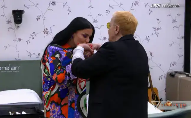 *anash jonida me lot në sy, surpriza e veçantë dhe “kritika” për këngëtaren 2026 jonida lot surpriza ant dhe kritika taren 2026 *anash këngëtarja jonida maliqi është surprizuar nga takimi që ka zhvilluar me nënën e saj, zonjën arta. Mes lotësh, nënë e... Iustitia. Bg jonida me lot në sy, surpriza e veçantë dhe “kritika” për këngëtaren 2026 2026-04-10 22:51:01 юстиция *anash