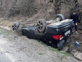 Общество кола се обърна по таван в прохода „петрохан“ 2026 kola obarna tavan prohoda petrohan 2026 1 общество автомобил се е преобърнал по таван в канавка в прохода &bdquo;петрохан&ldquo;, съобщават очевидци в социалните мрежи. Инцидентът е станал на пътя в посока монтана. На мястото има и... Iustitia. Bg кола се обърна по таван в прохода „петрохан“ 2026 2026-04-10 15:58:43 юстиция общество