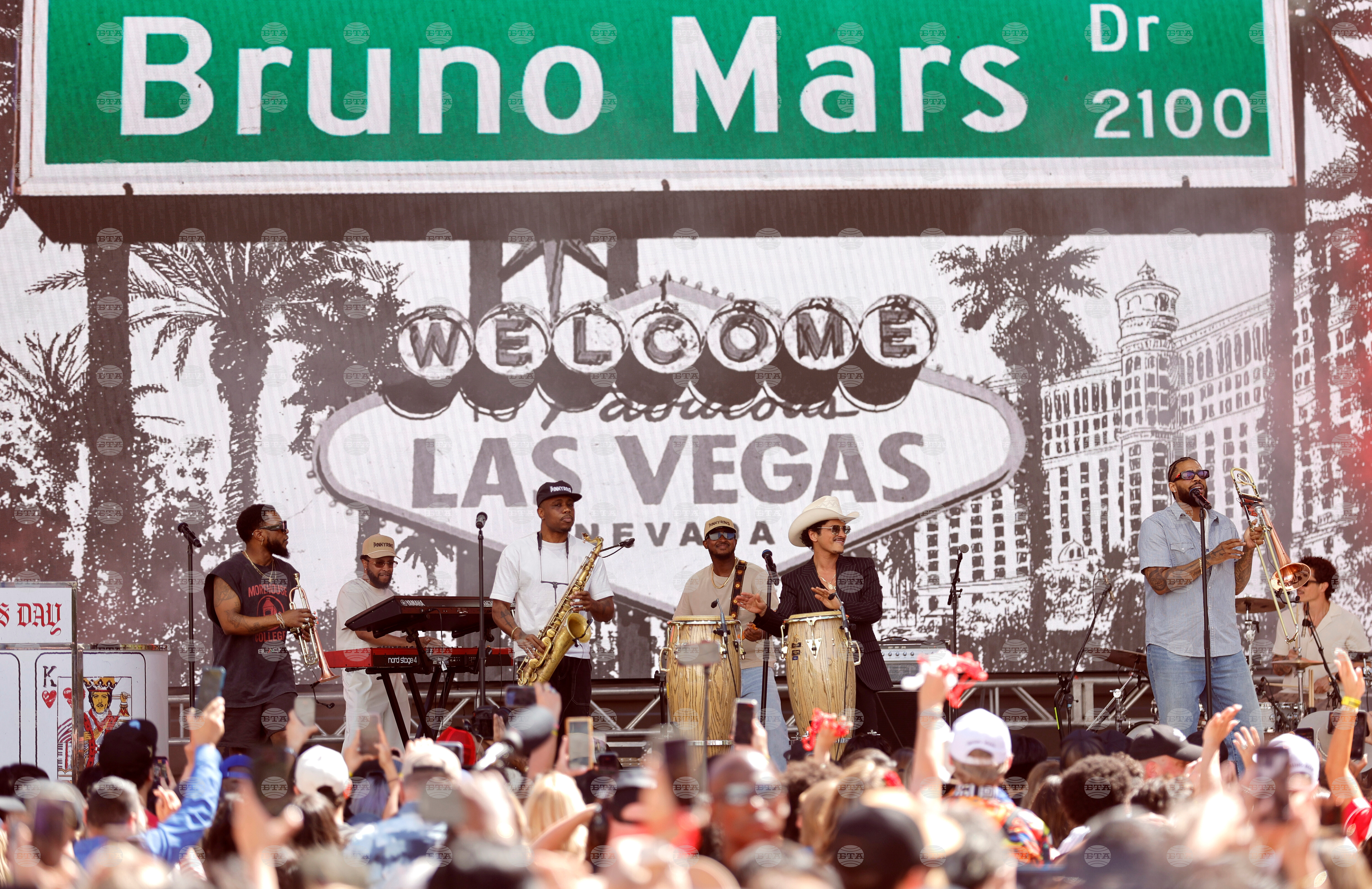 Лик кръстиха улица на певеца бруно марс в лас вегас 2026 krastiha ulitsa pevetsa bruno mars las vegas 2026 лик бруно марс бе обявен за „новия крал на лас вегас“, пише асошиейтед прес. Лас вегас почете марс, който се превърна в... Iustitia. Bg кръстиха улица на певеца бруно марс в лас вегас 2026 2026-04-11 10:32:49 юстиция лик