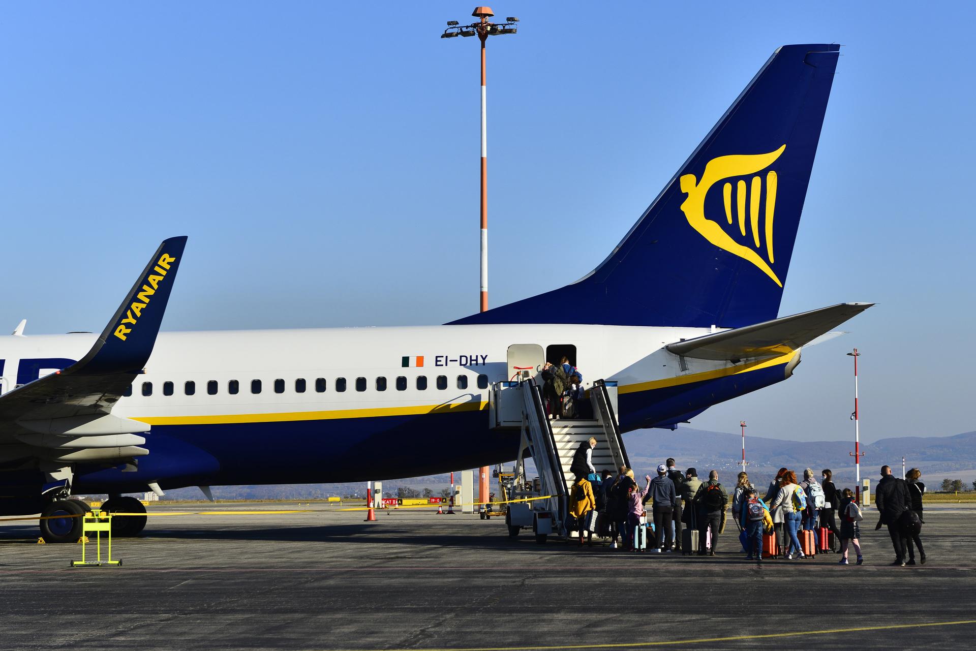 Domáca ekonomika letenky zdražuje už aj ryanair. Nízkonákladový gigant pre hn povedal, kedy cestujúci pocítia vyššie ceny 2026 letenky zdra uje ryanair zkon kladov gigant pre povedal domáca ekonomika iustitia. Bg iustitia. Bg éra leteniek lacnejších ako lístok na vlak z bratislavy do košíc končí. Dovolenky sa slovákom predražia. Vojna v iráne zamávala trhom s leteckým palivom a jeho cena vystrelila na rekordné... Letenky zdražuje už aj ryanair. Nízkonákladový gigant pre hn povedal, kedy cestujúci pocítia vyššie ceny 2026 2026-04-15 23:18:00 iustitia. Bg spravodlivosť - iustitia. Bg domáca ekonomika