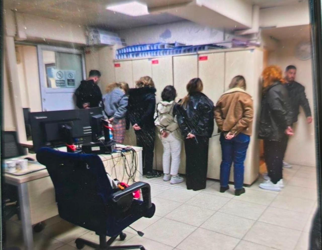 Levent'teki çatışma anında çektikleri videoda polisler hakkında alaycı ifadeler kullanan plaza çalışanı 8 kişi gözaltına alındı.