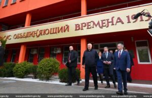 Лукашенко во время поездки по гомельщине сопровождали 6 военных машин и 20 машин сопровождения 2026 Лукашенко во время поездки по гомельщине сопровождали 6 военных машин и 20 машин сопровождения 2026