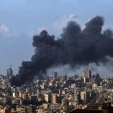 Libanesische stadt mit rauchsäule.