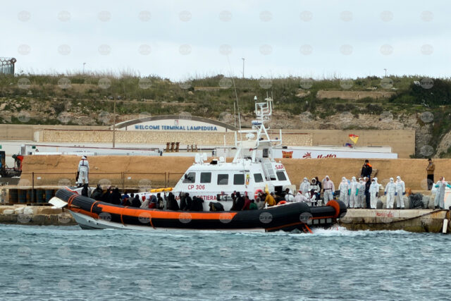 Над 70 души са в неизвестност след потъването на кораб с мигранти в Средиземно море, казаха неправителствени организации 2026