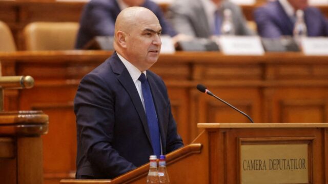 &nbsp;رفض رئيس وزراء رومانيا الاستقالة رغم مساعي أحد أحزاب الائتلاف الحاكم لإسقاطه 2026