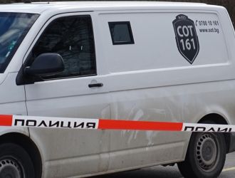 Необичаен инцидент: младежи паднаха от тавана на кола, управлявало е 15-годишно момиче 2026 - юстиция Общество необичаен инцидент: младежи паднаха от тавана на кола, управлявало е 15-годишно момиче 2026 neobichaen intsident mladezhi padnaha tavana kola uprav 1 общество необичаен инцидент с двама ранени в град генерал тошево. На 13 април около 21:40 ч. , предаде нова тв. 15-годишно момиче било зад волана на автомобил, на чийто таван се возели... Iustitia. Bg необичаен инцидент: младежи паднаха от тавана на кола, управлявало е 15-годишно момиче 2026 2026-04-14 08:40:18 юстиция общество