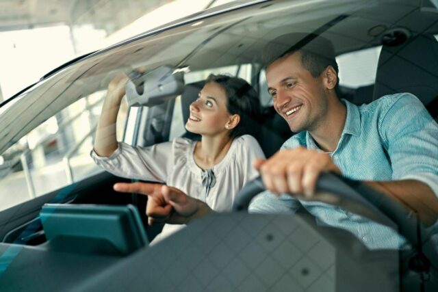 Máte na nové auto v hotovosti? Gratulujeme, ale radšej to nerobte 2026
