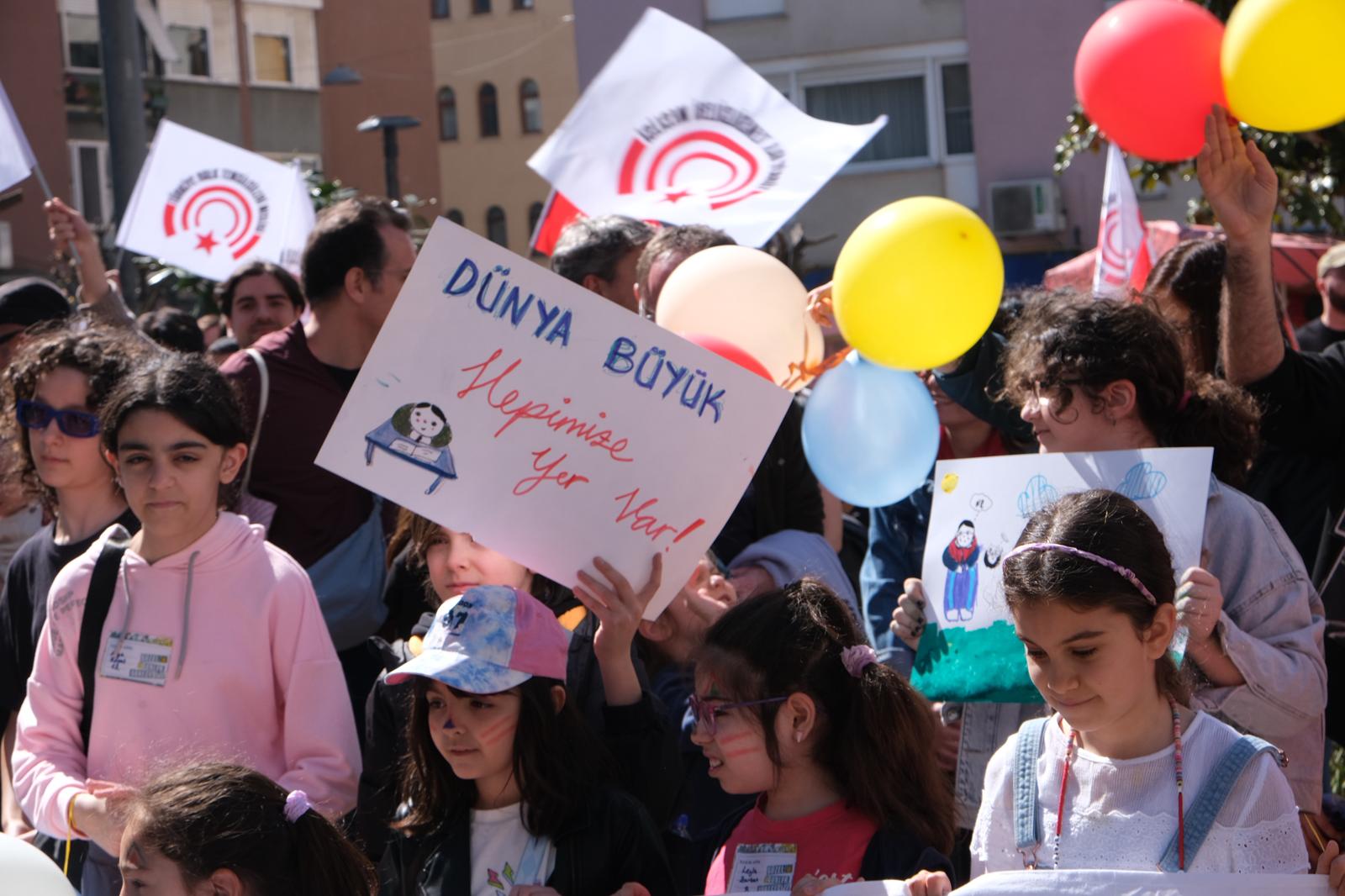 Çocuklar ’güzel günler göreceğiz’ diyerek yürüdü 2026 ocuklar zel nler rece diyerek 2026 2 iustitia. Bg 23 nisan ulusal egemenlik ve çocuk bayramı vesilesiyle, türkiye halk temsilcileri meclisi'nin (thtm)... Iustitia. Bg çocuklar ’güzel günler göreceğiz’ diyerek yürüdü 2026 2026-04-26 19:45:37 adalet - iustitia. Bg