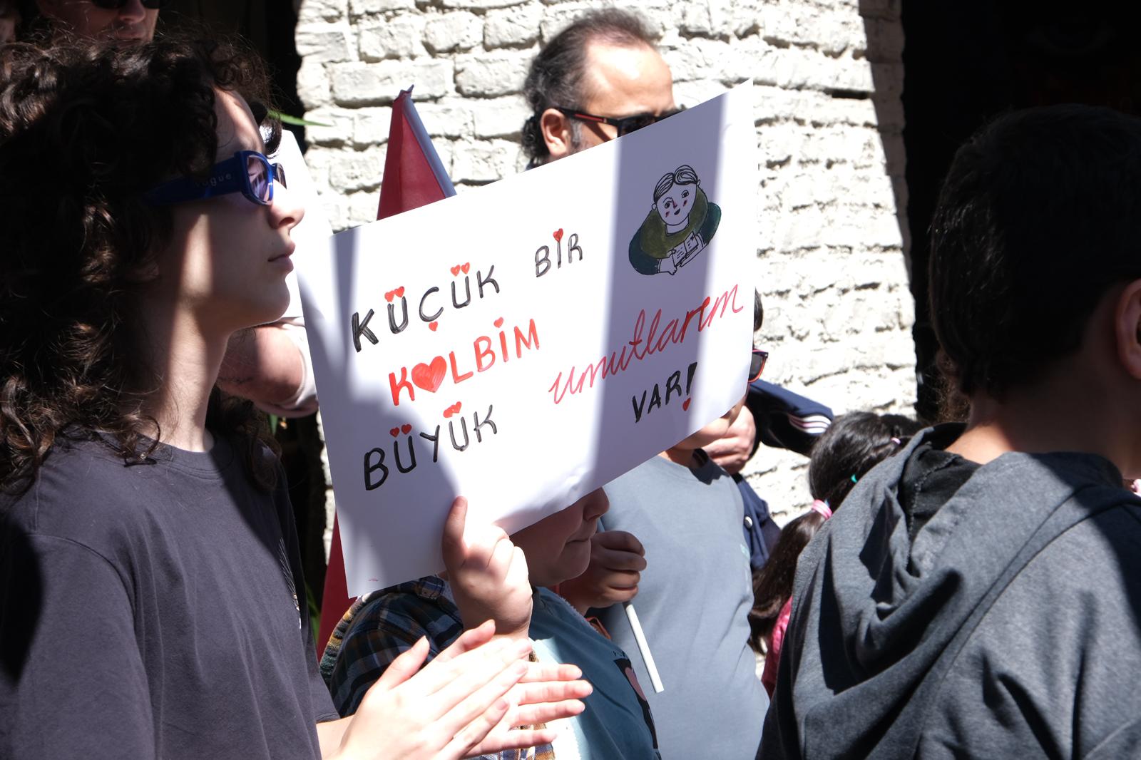 Çocuklar ’güzel günler göreceğiz’ diyerek yürüdü 2026 ocuklar zel nler rece diyerek 2026 5 iustitia. Bg 23 nisan ulusal egemenlik ve çocuk bayramı vesilesiyle, türkiye halk temsilcileri meclisi'nin (thtm)... Iustitia. Bg çocuklar ’güzel günler göreceğiz’ diyerek yürüdü 2026 2026-04-26 19:45:37 adalet - iustitia. Bg