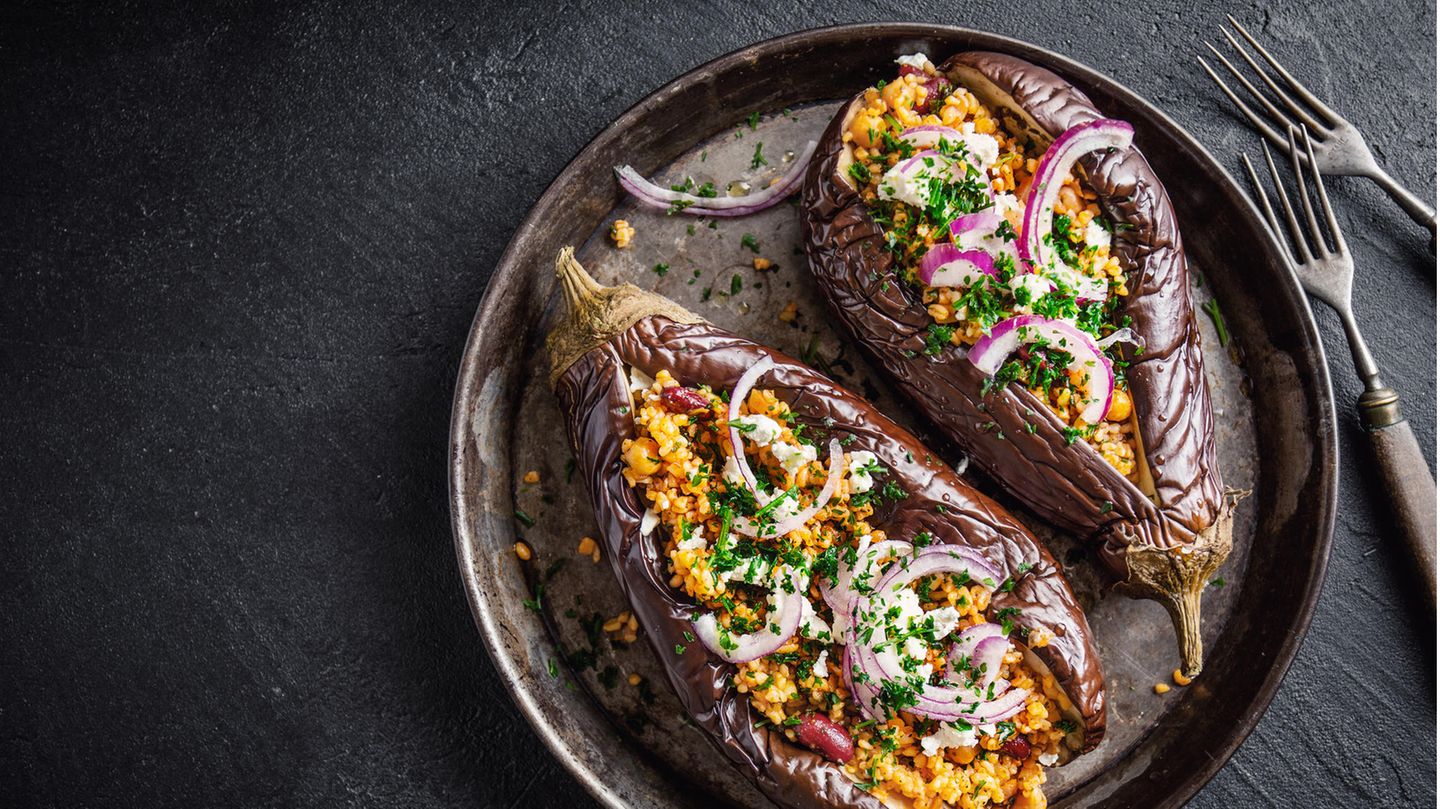 Orientalische küche: 30-minuten-rezept: im ofen gebackene aubergine mit würzigem couscous 2026 - iustitia. Bg - gerechtigkeit Aubergine orientalische küche: 30-minuten-rezept: im ofen gebackene aubergine mit würzigem couscous 2026 orientalische che minuten rezept ofen gebackene aubergi aubergine ein rezept für die auberginen-saison. Nicht nur in baba ghanoush, parmigana oder ratatouille hat die „eierfrucht“... Iustitia. Bg orientalische küche: 30-minuten-rezept: im ofen gebackene aubergine mit würzigem couscous 2026 2026-04-15 17:01:00 iustitia. Bg - gerechtigkeit aubergine