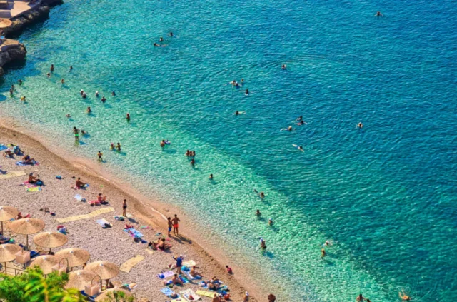 Παραλίες στην Πελοπόννησο: 10 ακτές που ορίζουν το ελληνικό καλοκαίρι 2026
