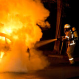 Die feuerwehr musste in der nacht zu mittwoch in der dortmunder nordstadt ein brennendes auto löschen. (symbolbild)