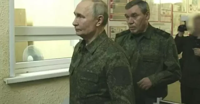 Путин срочно перебрасывает на Донбасс 20 тысяч резерва - FT 2026