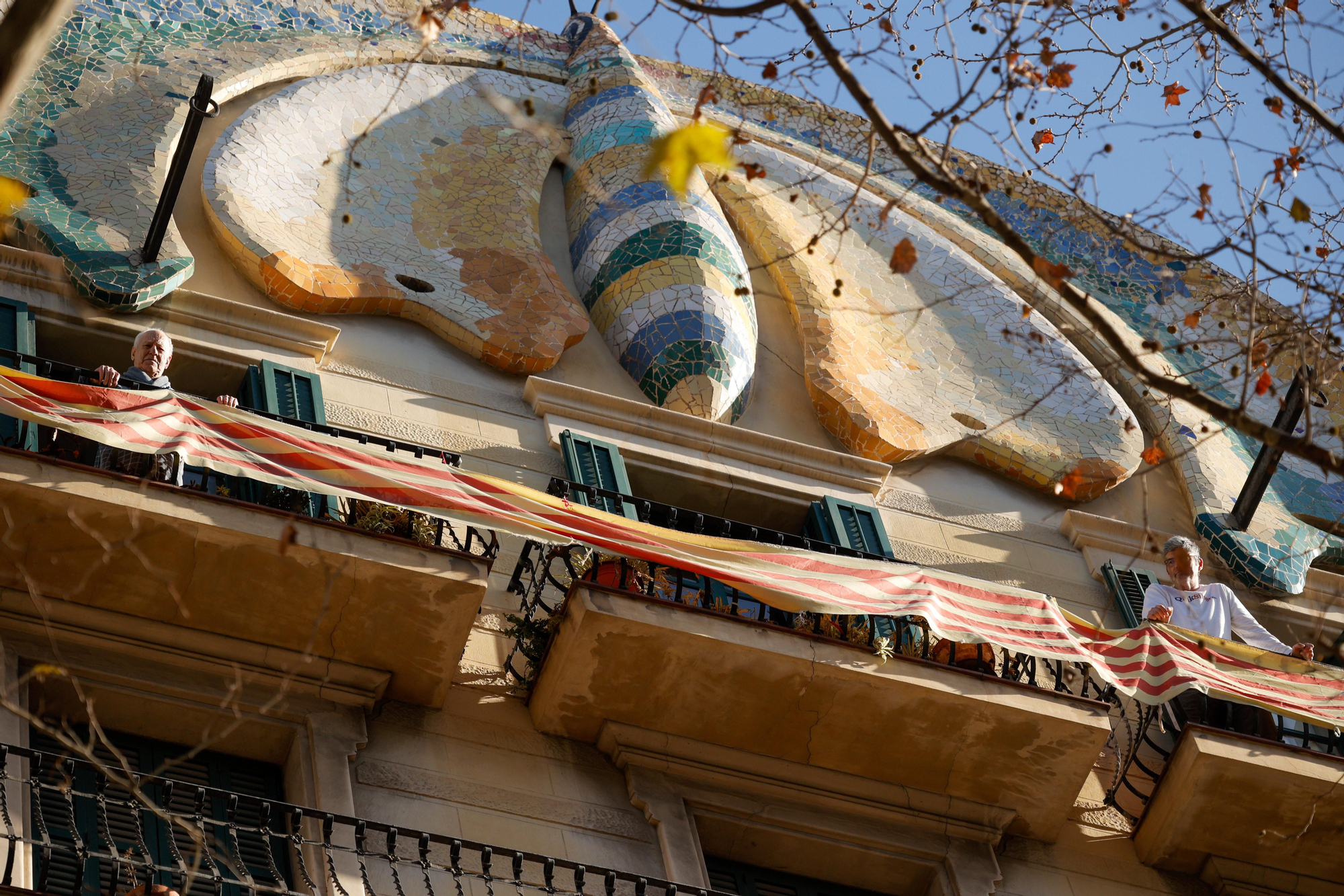 Los vecinos de la casa fajol del eixample, en la calle llançà, propiedad de nad, amenazados de desahucio el 29 de abril