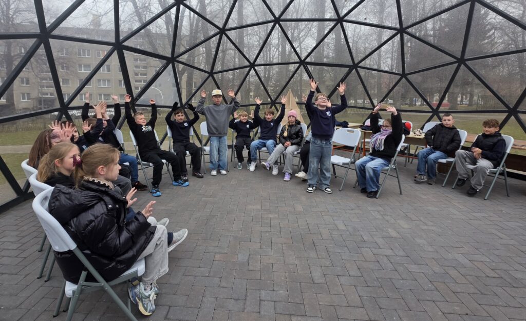 Aktualija savanorystė gargžduose sukūrė šventę vaikams ir patirtį jaunimui 2026 savanoryst garg duose suk vent vaikams patirt jaunimui 3 aktualija iustitia. Bg juokas, šurmulys ir azartas lydėjo kiekvieną užduotį, į kurią vaikai įsitraukė su dideliu entuziazmu. Kartais tam, kad vaikams būtų sukurta ypatinga diena, nereikia didelių... Savanorystė gargžduose sukūrė šventę vaikams ir patirtį jaunimui 2026 2026-04-10 16:36:00 teisingumas - iustitia. Bg aktualija