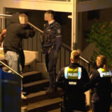 Polizisten führen einen jugendlichen ab.