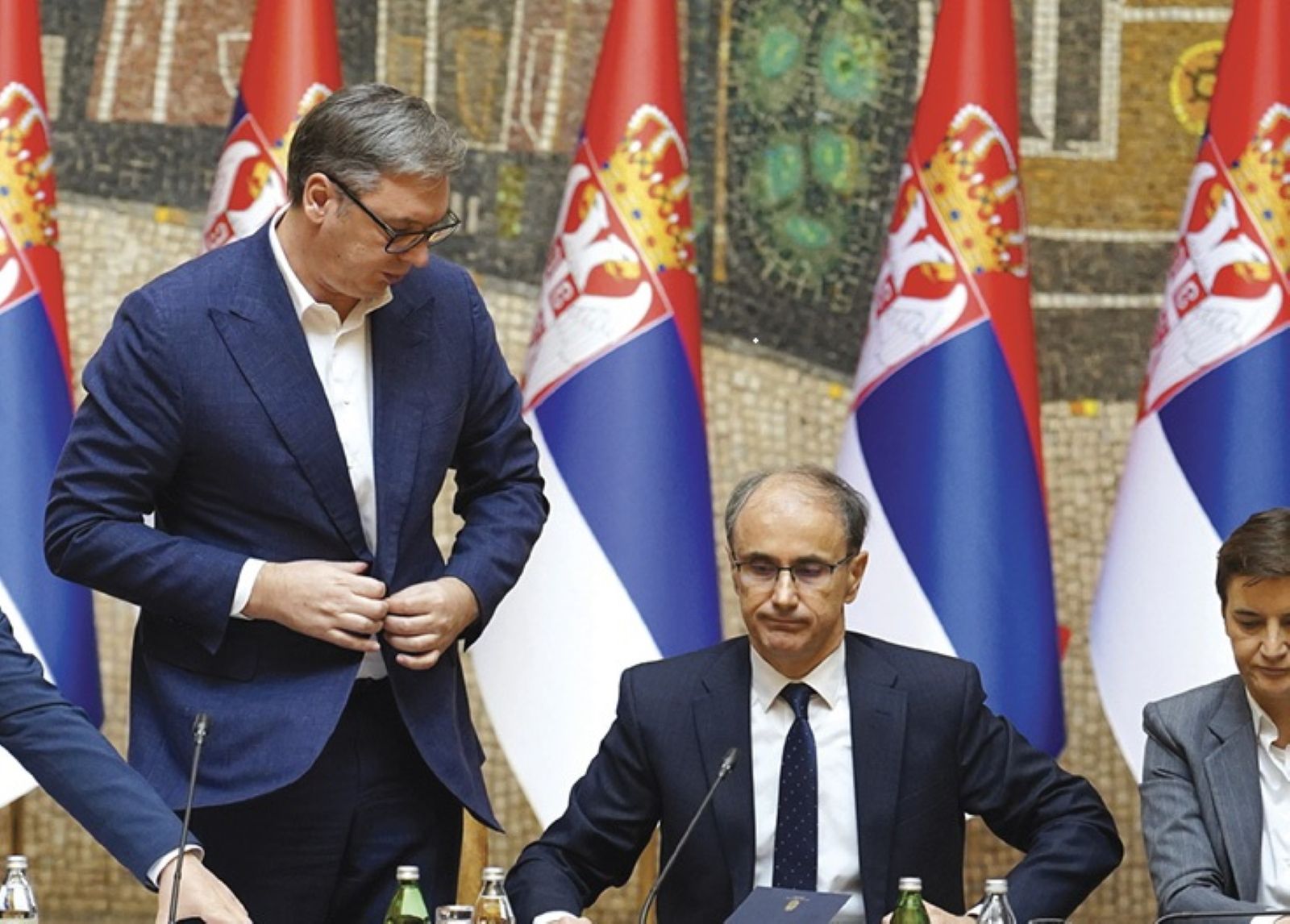 1459 skandalozna poruka vučićev ministar šokirao srbiju i europu izjavom da ‘policija ima pravo tući i ubiti ideologizirane studente’. Vladajući šute 2026 skandalozna poruka ministar okirao srbiju europu izjavo 1 1459 iustitia. Bg iustitia. Bg boris bratina, ministar informiranja i telekomunikacija srbije, ujedno profesor na prištinskom filozofskom fakultetu, tvrdi da ‘mladi nisu svjesni kada im je netko u stanju prodati anarhističku... Skandalozna poruka vučićev ministar šokirao srbiju i europu izjavom da ‘policija ima pravo tući i ubiti ideologizirane studente’. Vladajući šute 2026 2026-04-10 20:26:13 iustitia. Bg pravda - iustitia. Bg 1459