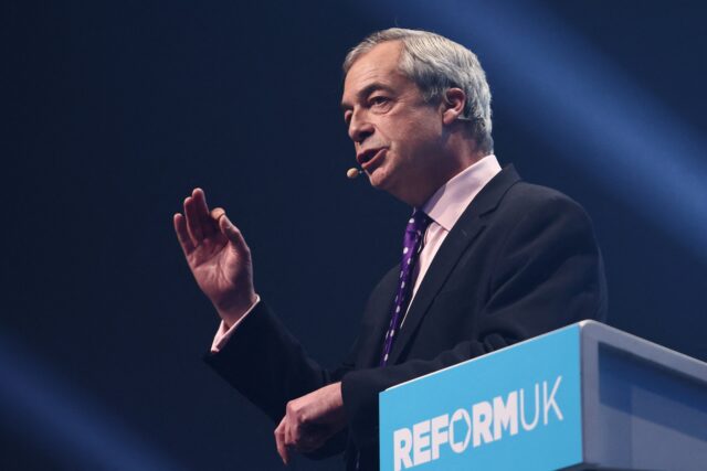 Sondages en baisse, image écornée : au Royaume-Uni, le parti de Nigel Farage fragilisé avant les élections locales 2026