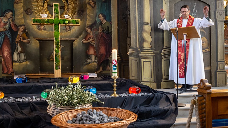 Österlicher hochbetrieb im «moritz» 2026 - justiz Appenzell österlicher hochbetrieb im «moritz» 2026 sterlicher hochbetrieb moritz 2026 42 appenzell unter leitung von standespfarrer lukas hidber, gemeinsam mit pfarrer thomas meli, dem seelsorgeteam, vielen... Iustitia. Bg österlicher hochbetrieb im «moritz» 2026 2026-04-07 14:52:00 justiz appenzell