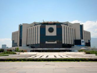 Общество тежък инцидент в центъра на софия: момче падна от сградата на ндк, с опасност за живота е 2026 tezhak intsident tsentara sofiya momche padna sgradata 1 общество парапет се срути от сградата на ндк. При инцидента е пострадало момче на 14 години, то е паднало от почти 5 метра височина. Тежкият инцидент стана около 17 ч. Този следобед.... Iustitia. Bg тежък инцидент в центъра на софия: момче падна от сградата на ндк, с опасност за живота е 2026 2026-04-24 16:41:37 юстиция общество