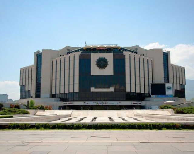 Тежък инцидент в центъра на София: Момче падна от сградата на НДК, с опасност за живота е 2026