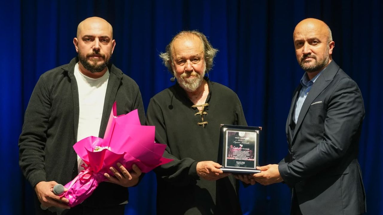 Trabzon trabzon'da kuvayımilliye destanı sahnede hayat buldu 2026 trabzon kuvay milliye destan sahnede hayat buldu 2026 6 trabzon iustitia. Bg trabzon’da bu yıl 5. Kez düzenlenen uluslararası tiyatro festivali tüm hızıyla devam ediyor. Festivale... Iustitia. Bg trabzon'da kuvayımilliye destanı sahnede hayat buldu 2026 2026-04-16 10:48:00 adalet - iustitia. Bg trabzon