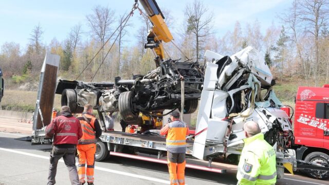 Umleitung: Schwerlasttransport auf A9 - Frau stirbt bei Unfall 2026
