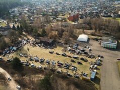 Velykinis šurmulys Alytaus bagažinių turgelyje: nuo medinių margučių iki „katės maiše“ 2026 Velykinis šurmulys Alytaus bagažinių turgelyje: nuo medinių margučių iki „katės maiše“ 2026