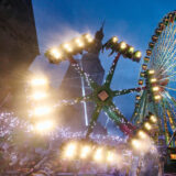 Ein riesenrad und ein hochfahrgeschäft erleuchten den himmel über soest auf der allerheiligenkirmes, eine der größten kirmessen in nrw.