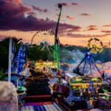 Beleuchtete fahrgeschäfte des lunaparks in paderborn am abend