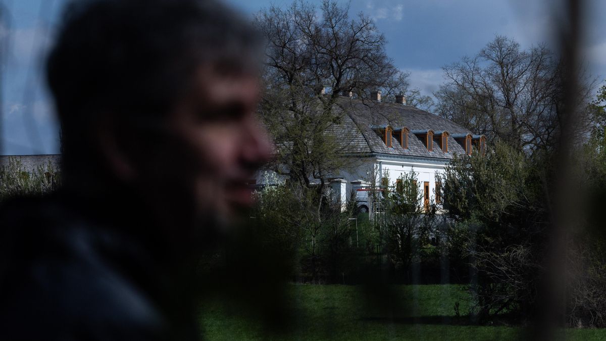 Akos hadházy, diputado húngaro, explica a eldiario. Es sus investigaciones sobre la opaca propiedad del padre de orbán.