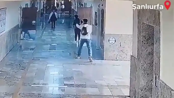 *anash video/ publikohet momenti kur 19-vjeçari i armatosur hyn në shkollën në turqi dhe plagos nxënësit 2026 video publikohet momenti kur vje ari armatosur hyn shko *anash të paktën 16 persona janë plagosur pas një sulmi me armë në një shkollë profesionale në qytetin siverek të provincës... Iustitia. Bg video/ publikohet momenti kur 19-vjeçari i armatosur hyn në shkollën në turqi dhe plagos nxënësit 2026 2026-04-14 09:49:09 юстиция *anash