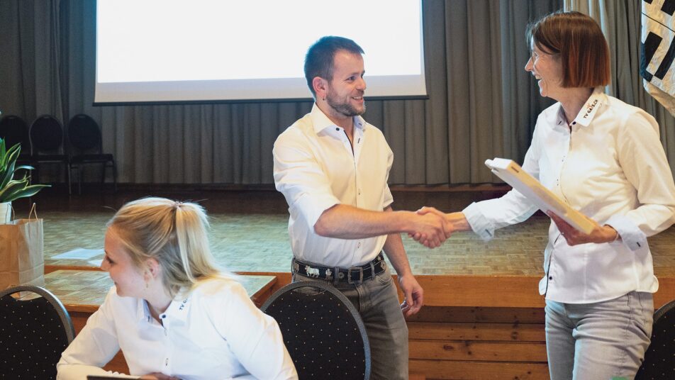 Vier wechsel im vereinsvorstand 2026 - justiz Gais vier wechsel im vereinsvorstand 2026 vier wechsel vereinsvorstand 2026 3 gais der abend im gaiser gasthaus krone begann für die ehrenmitglieder des turnvereins gais gemütlich mit einem apéro an... Iustitia. Bg vier wechsel im vereinsvorstand 2026 2026-04-07 16:38:00 justiz gais